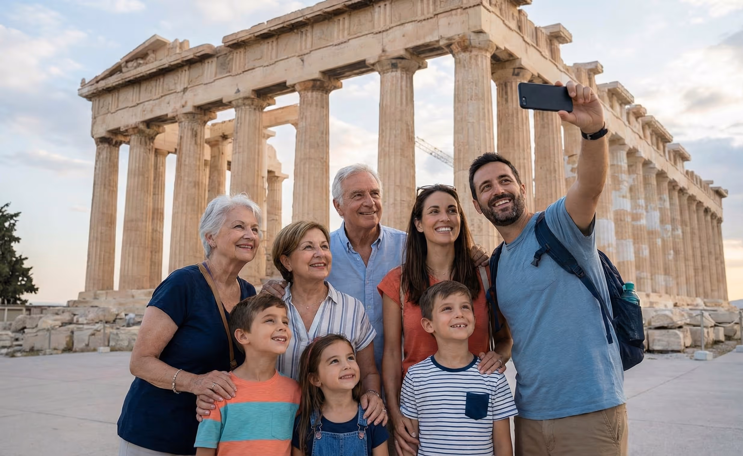 Một gia đình có trẻ nhỏ đang sử dụng máy tính bảng để tìm hiểu về Acropolis ở Hy Lạp, với đền Parthenon ở hậu cảnh.